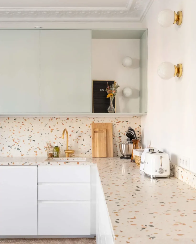 Cocina con cerámica con destellos corloridos