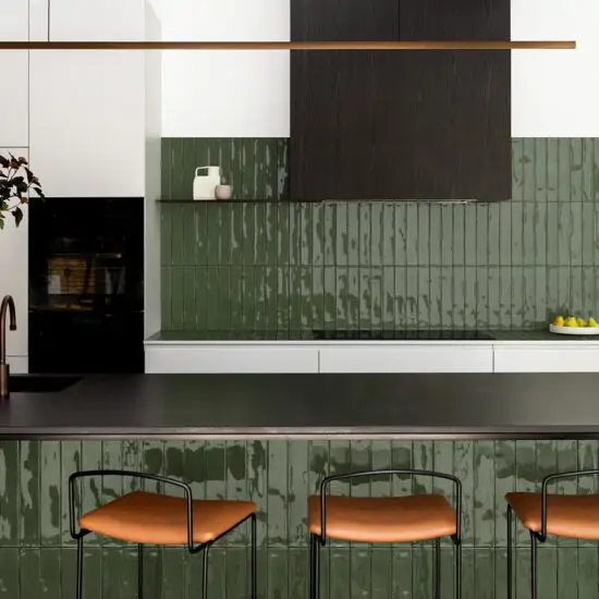 Cocina con azulejos verdes