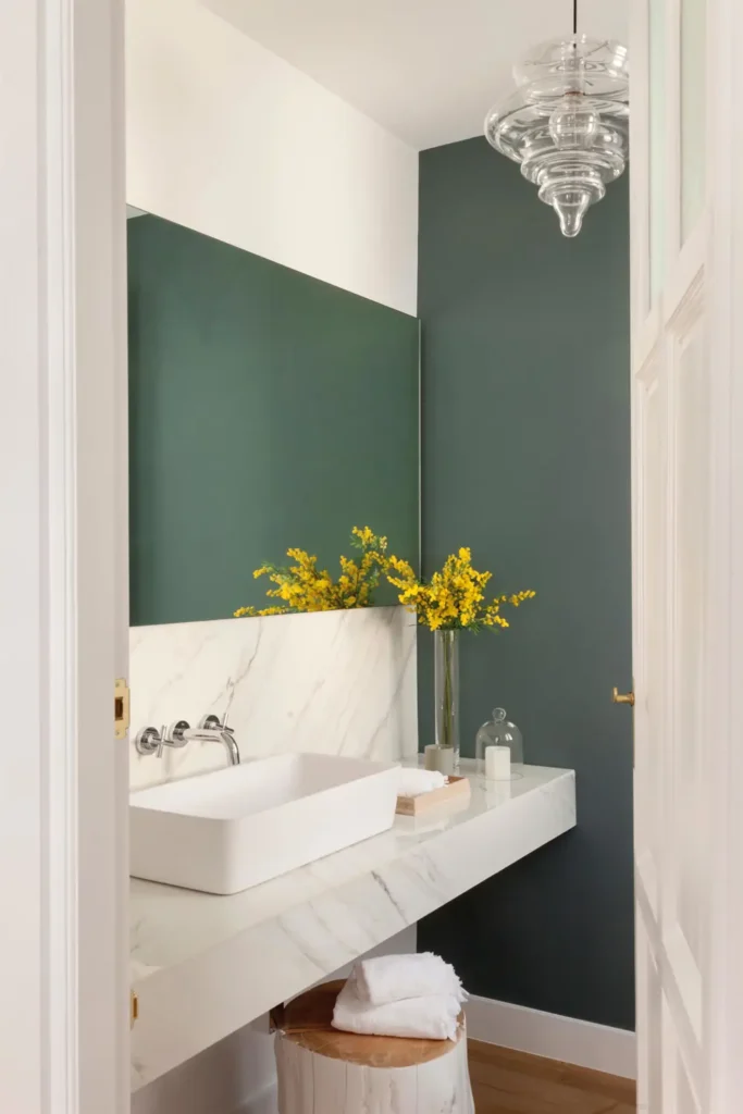 Baño con muro pintado de color verde sage