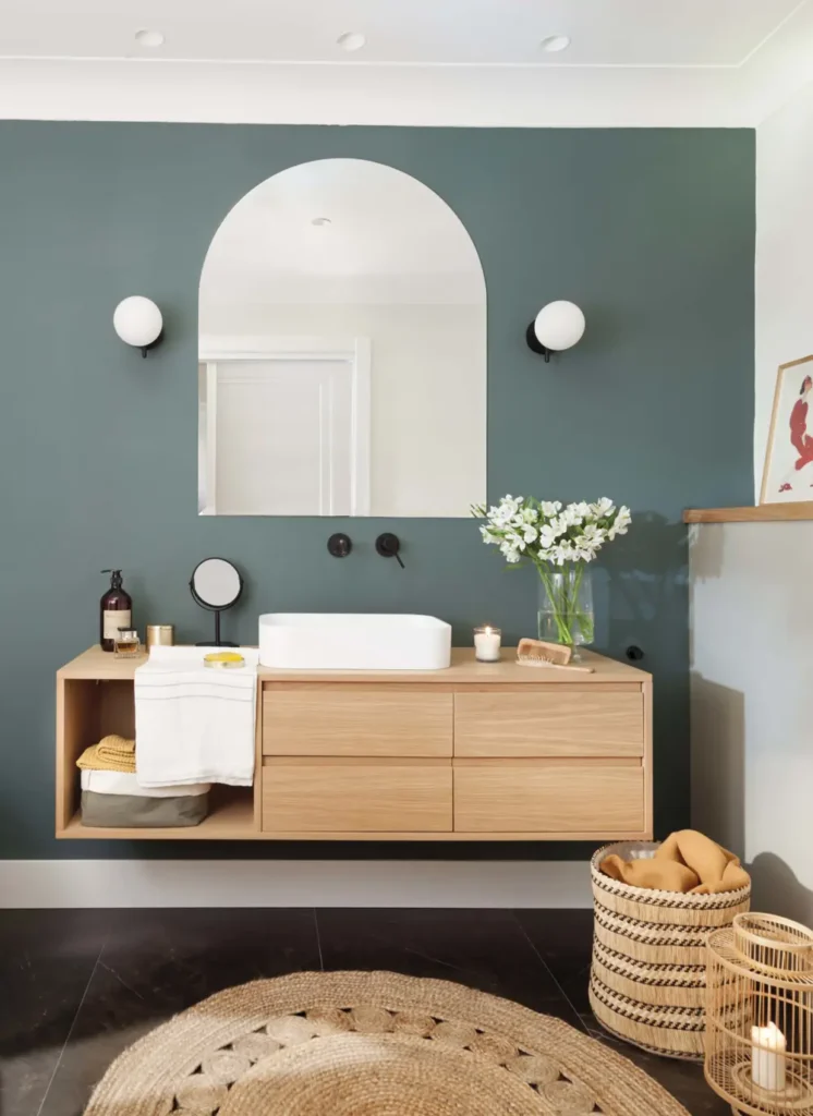 Baño con muro pintado de color verde sage