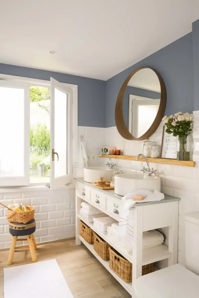 Baño con meido muro pintado de azul cemento