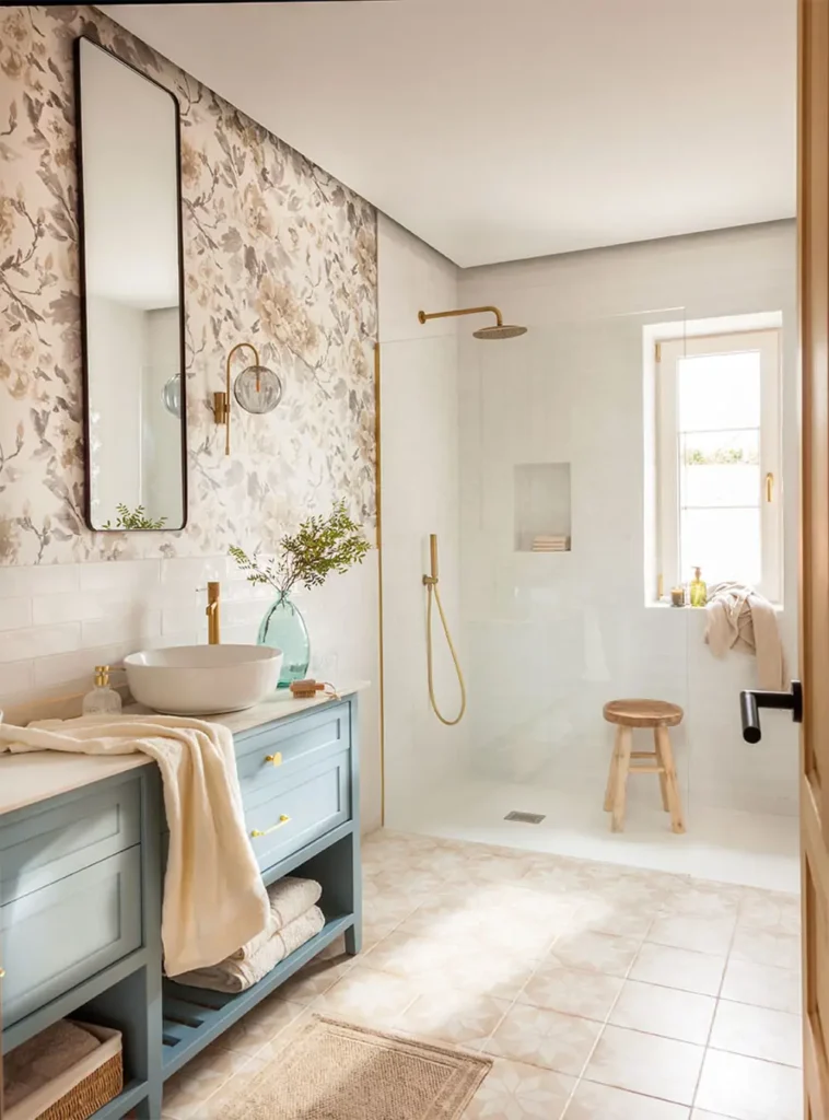 Baño con muro de tapiz de flores