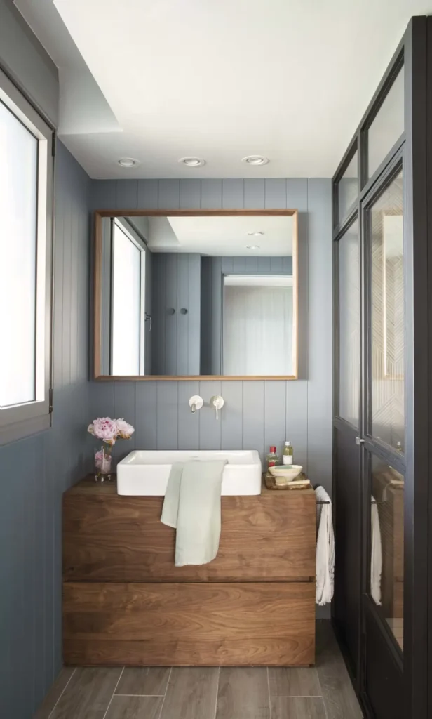 Tocador de baño con papel pintado
