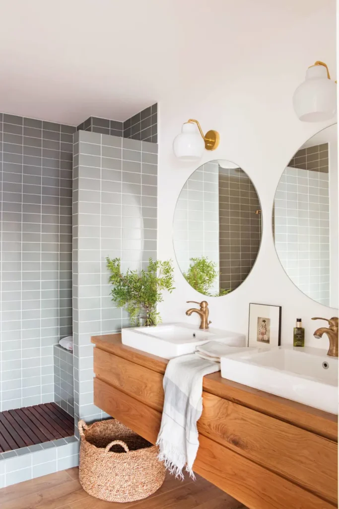 Baño con panelar de madera azul grisáceo