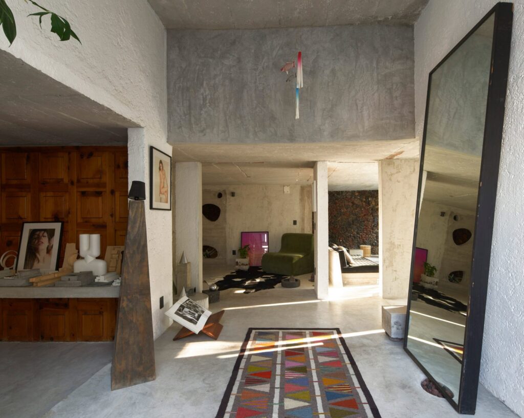 Casa mexicana con luz y espejos