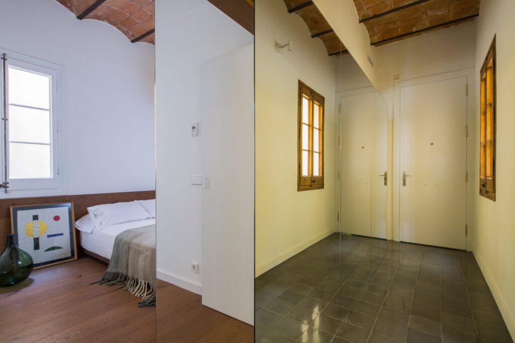 vivienda con espejos para dar profundidad