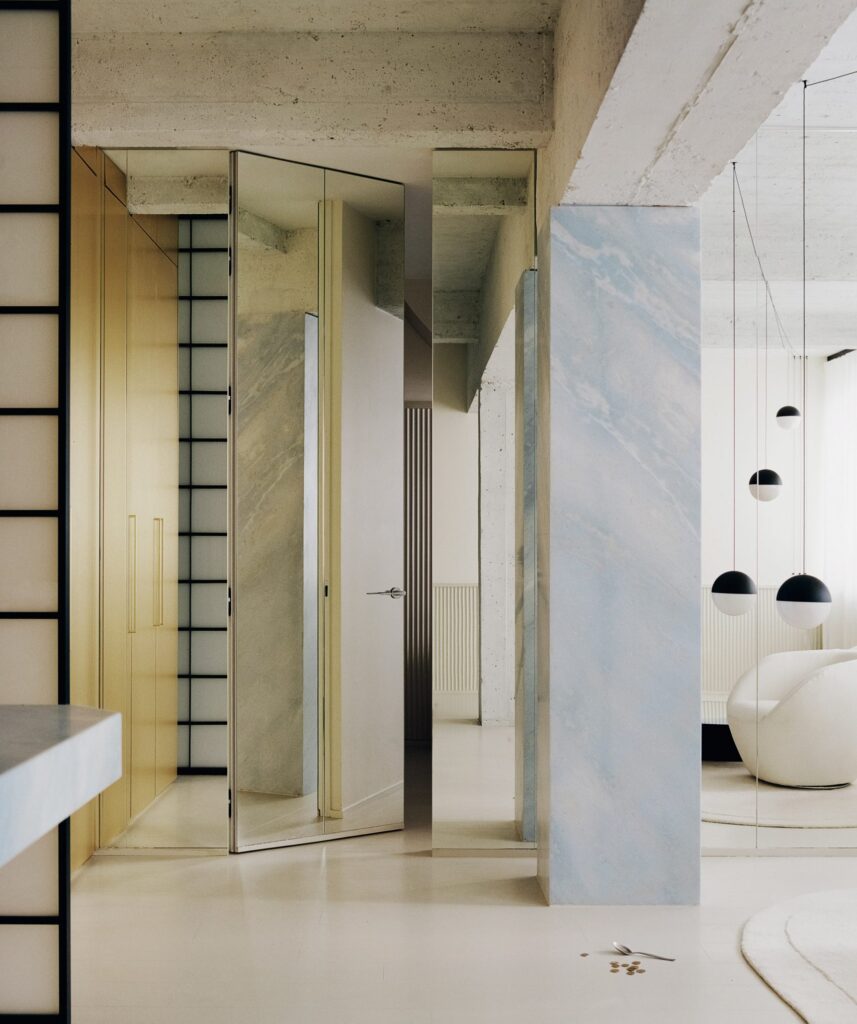 puerta escondida en vivienda mediante espejos
